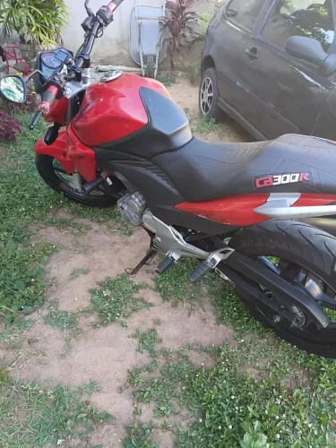 Vendo cb 300 toda conservada e em dias