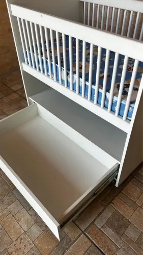 Berço Acoplável com Gavetão embaixo - acompanha colchão ?