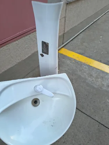 Pia com torneira e pedestal