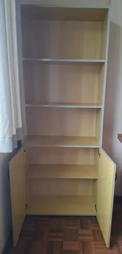 Estante para livros com porta. Medidas 1,80 x 0,70 x 0,30