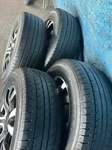 Roda aro 18 ranger original com pneus serve tb na Triton $ 6500 WhatsApp *
