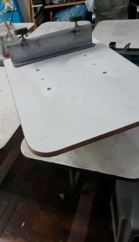 Berço / Mesa de Serigrafia (silkscreen) com morcete fixo e garra de suporte de telas