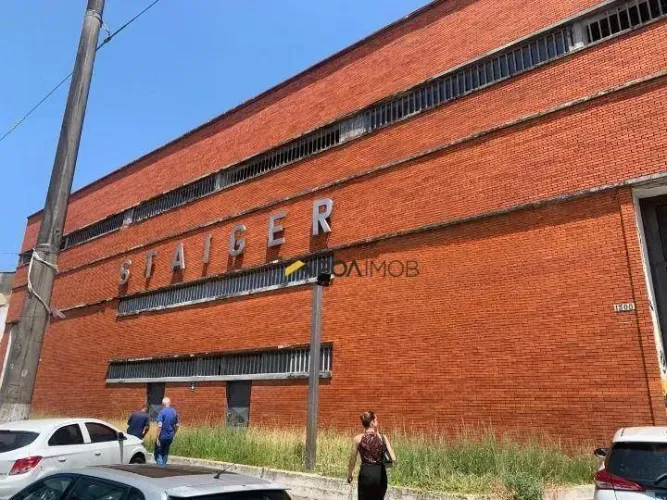 PAVILHÃO COM 2.200 METROS QUADRADOS E PÉ DIREITO DE 10 METROS NA RUA SANTOS DUMONT