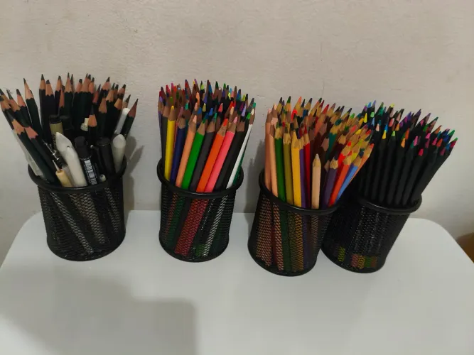 Lápis diversos + 4 porta lápis