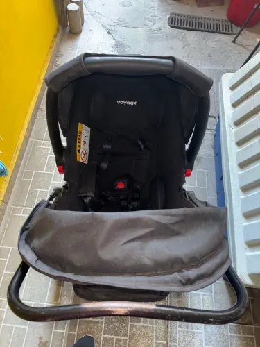 Carrinho com bebê conforto em ótimo - Voyage Beta