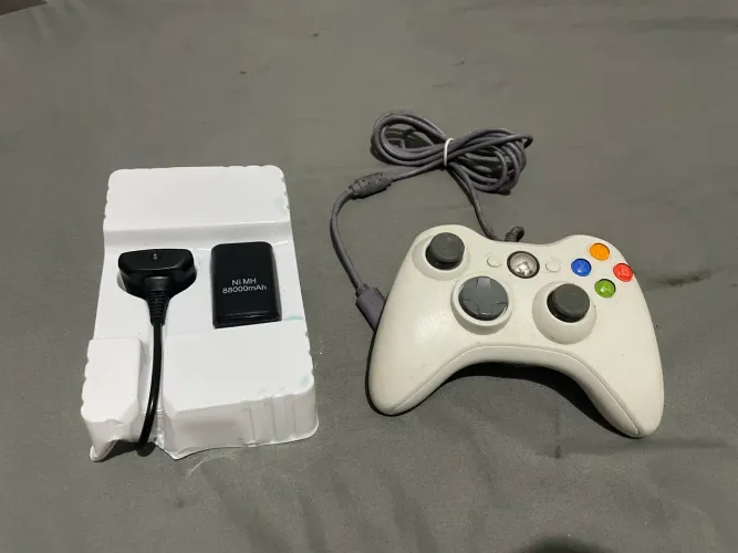 CONTROLE XBOX BRANCO + BATERIA PARA CONTROLE SEM FIO/ CARREGADOR
