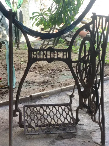 Pé de máquina de costurar em ferro fundido