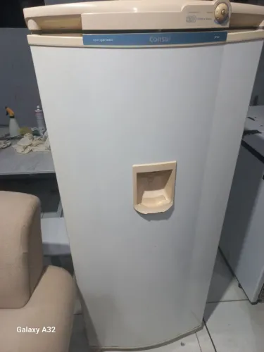 Geladeira consul com água na porta