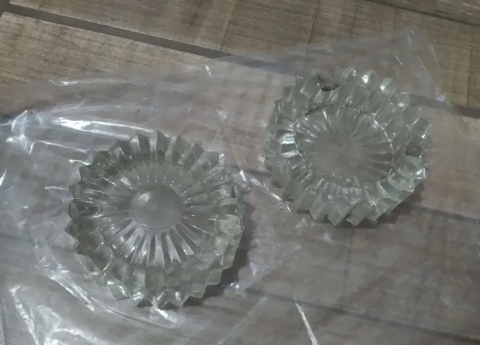 Cinzeiros em bloco de vidro