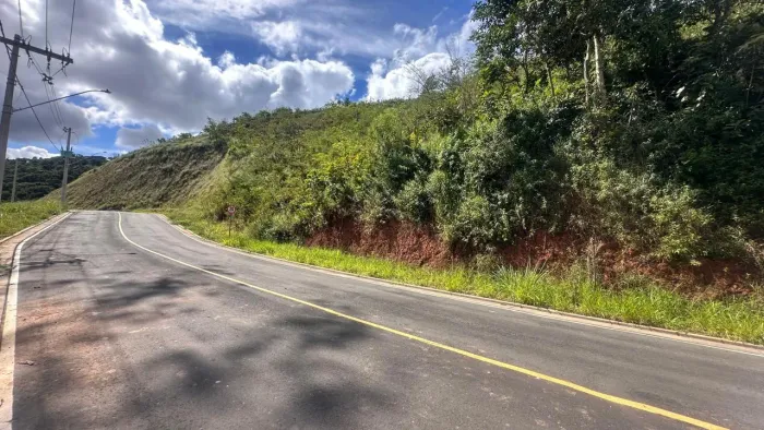 Terreno em aclive com 463,23m², aclive Condomínio Reserva Salvaterra, Juiz de Fora.