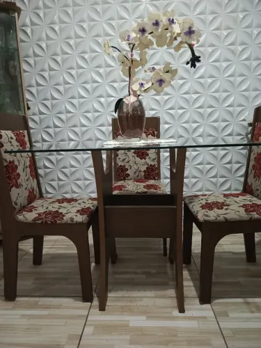 Mesa de vidro com 4 cadeiras estampadas 