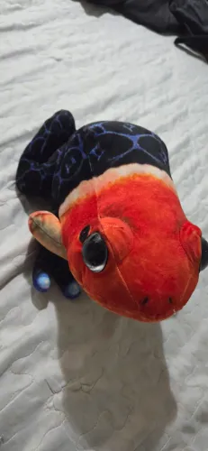 Sapo pelúcia realista, 33cm de comprimento