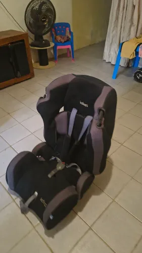 cadeirinha de segurança para criança, usada no carro. ?