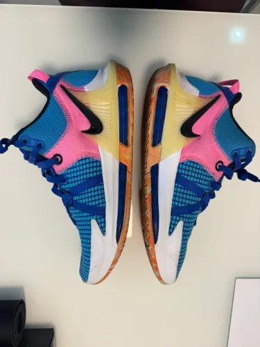 Tênis Nike LeBron azul, rosa e branco usado em ótimo estado