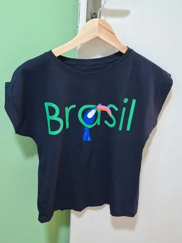 Camiseta preta de manga curta - Tema Brasil com tucano - Tam. P - NOVA