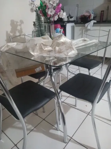 Vendo mesa de vidro 4 cadeiras, linda e perfeita para apartamento ou casas pequenas, usada