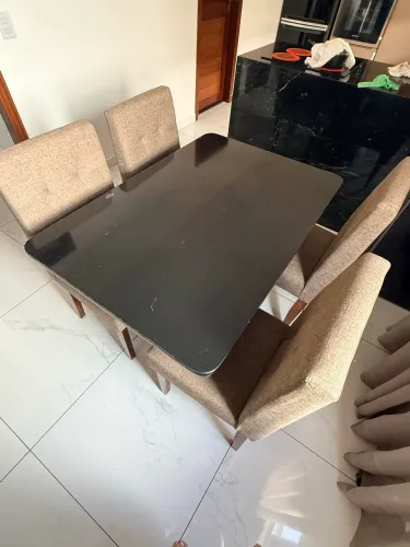Vendo mesa e 4 cadeiras