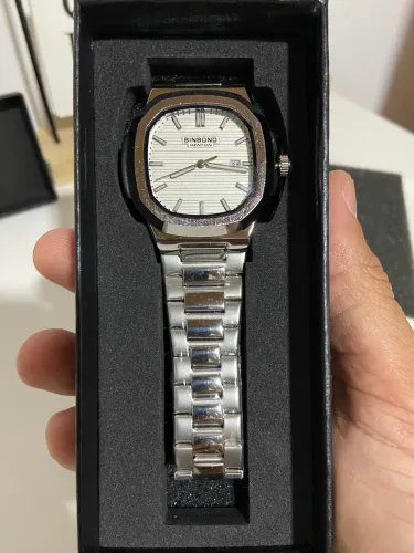 Relógio minimalista em aço fundo branco