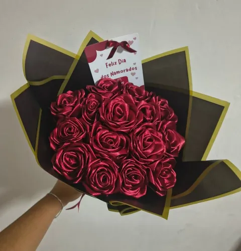 Buquê de rosas de cetim (P)