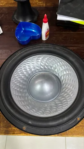 Subwoofer peito de moça