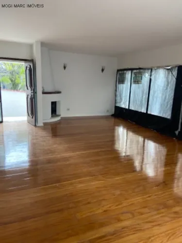 Excelente casa para venda na Vila Oliveira em Mogi das Cruzes, possui quatro dormitórios,