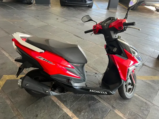 Moto automática semi nova