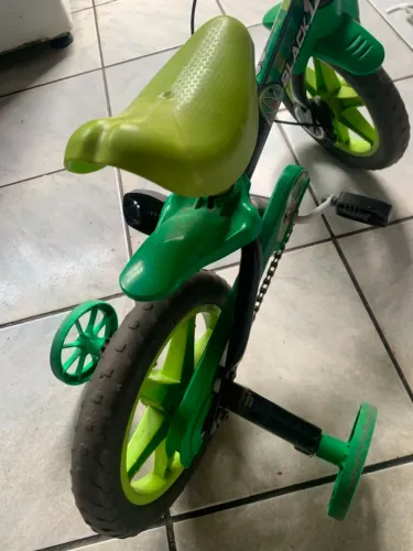Bicicleta Infantil Aro 12 Verde com Rodinhas de Apoio<br>