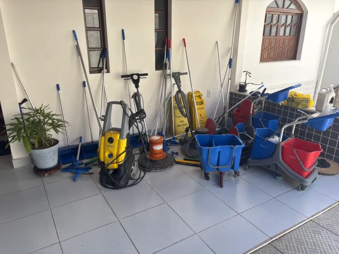 Equipamentos de limpeza; Enceradeira; Balde Doblò; Placa de sinalização; Limpa Vidros etc