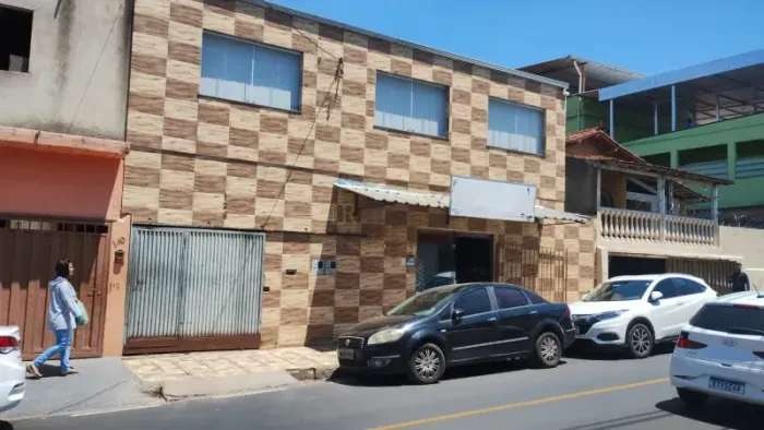 CASA EM PONTO COMERCIAL