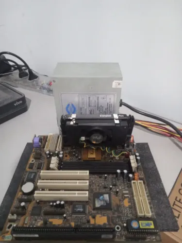 Kit Retrô (1999) - PCChips Slot1 & 370 - Intel Pentium II Slot1 300 MHz -  Fonte 200W AT.