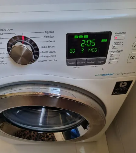 Máquina de lavar roupa Samsung, 9 anos de uso, com defeito na placa de potência.