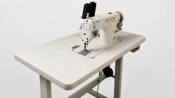 Máquina de costura reta Yamata 