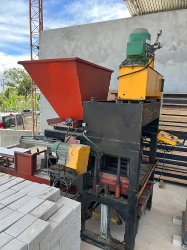 Máquina de blocos hidráulica com batedeira, esteira e moldes