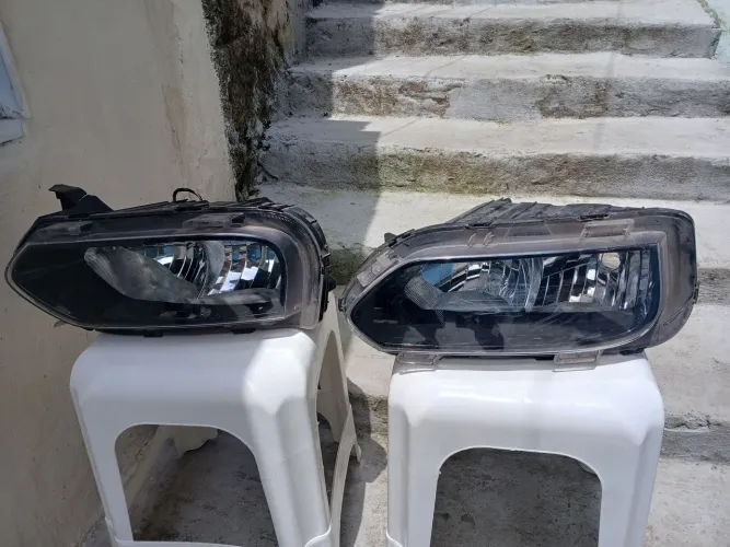 Par de farol do kwid tem que arrumar o. Suporte do parafusos