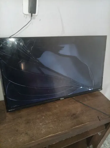 Tv smart 32 polegadas Philco tela quebrada quem quiser pra consertar ou retirada de peças