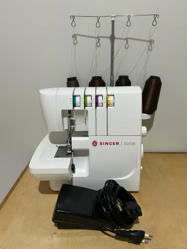 Vendo Máquina de Costura Overlock Singer S0105 127V,