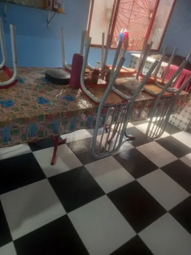 Vende-se uma mesa de jantar com 06 cadeiras