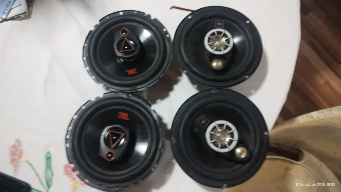 Vendo 4 fones de 8 polegadas JBL POR APENAS 300 REAIS