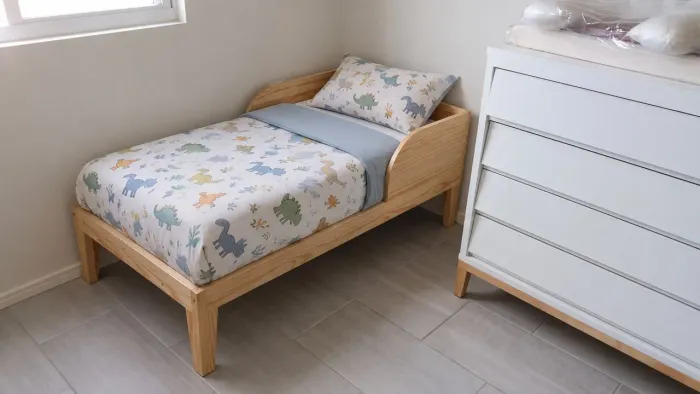Caminha montessoriana de madeira maciça com colchão