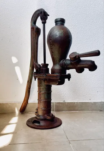 Bomba D?água Manual Antiga