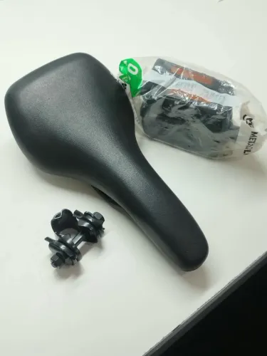 SELA COM SUPORTE DE CANOTE + PEDAL DE PLÁSTICO NUNCA USADOS.