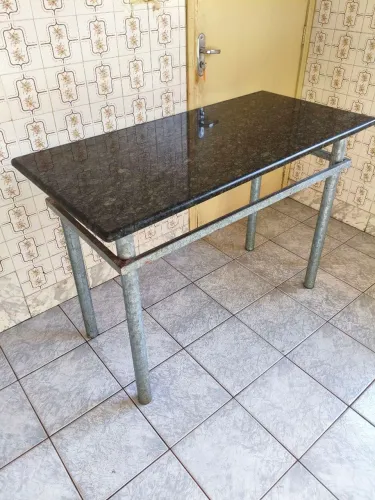 Mesa com Tampo de Granito Preto e Estrutura Metálica