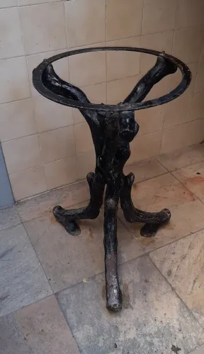 Base de mesa em ferro fundido - Antiga - no estado.