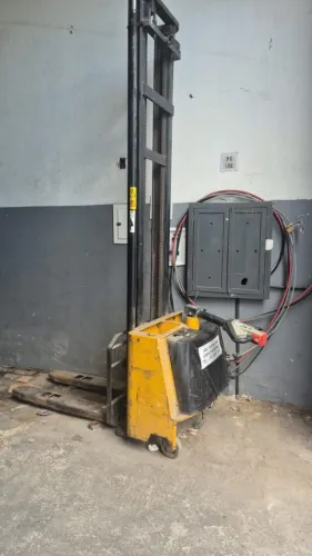 EMPILHADEIRA ELETRICA CAPACIDADE 1.500KG