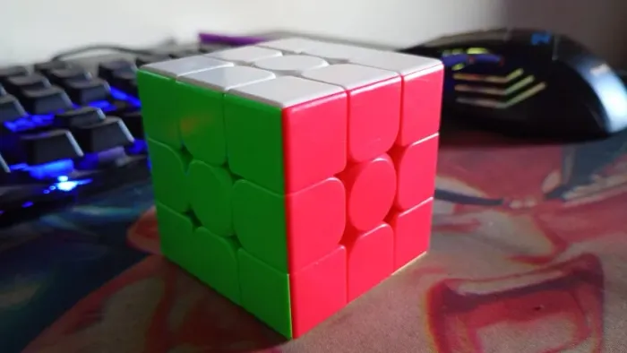 Cubo Mágico Profissional 3x3x3 Moyu, um brinquedo atrativo que treina seu raciocínio
