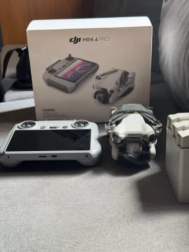 Drone mini 4 pro controle com tela e kit baterias 