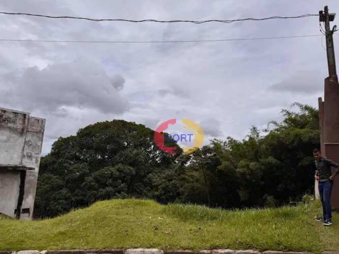 TERRENO À VENDA NO CONDOMÍNIO ARUJÁ V