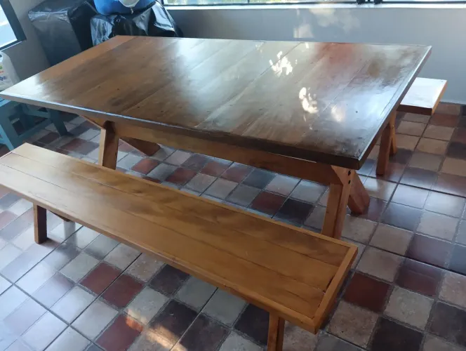 Mesa de madeira de demolição 