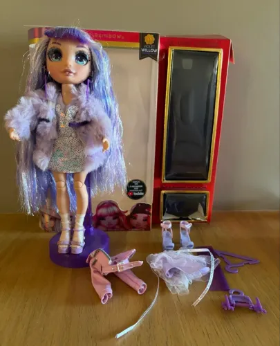 boneca rainbow high violet willow, apenas retirada da caixa