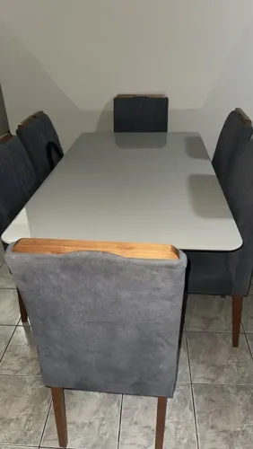 Mesa de jantar de madeira com tampo de vidro, 6 cadeiras em tecido de suede